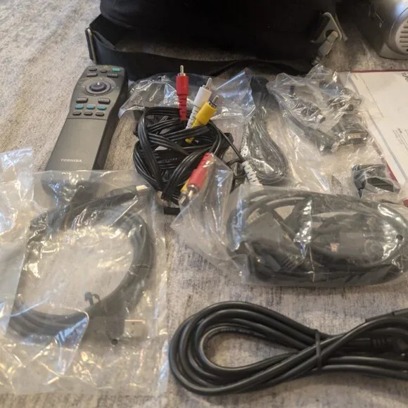 TOSHIBA TLP670U Data Projector with Remote And all Accessories+bag